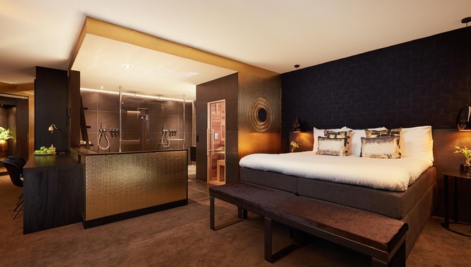 Bett im Wellness Suite Black Hotel Groningen-Hoogkerk